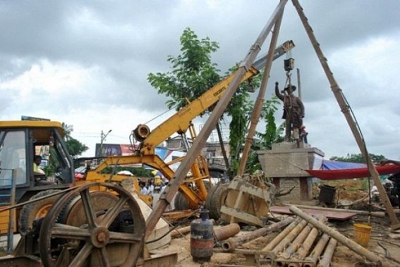 Bhagat Singh statue uprooted at Battala: Fly-over work underway Bhagat Singh statue uprooted at Battala: Fly-over work underway